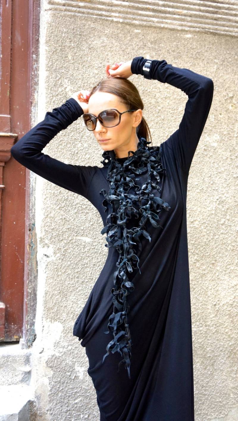 Schwarze Leder Extra Lange Halskette, Multifunktionales Zubehör von Aakasha