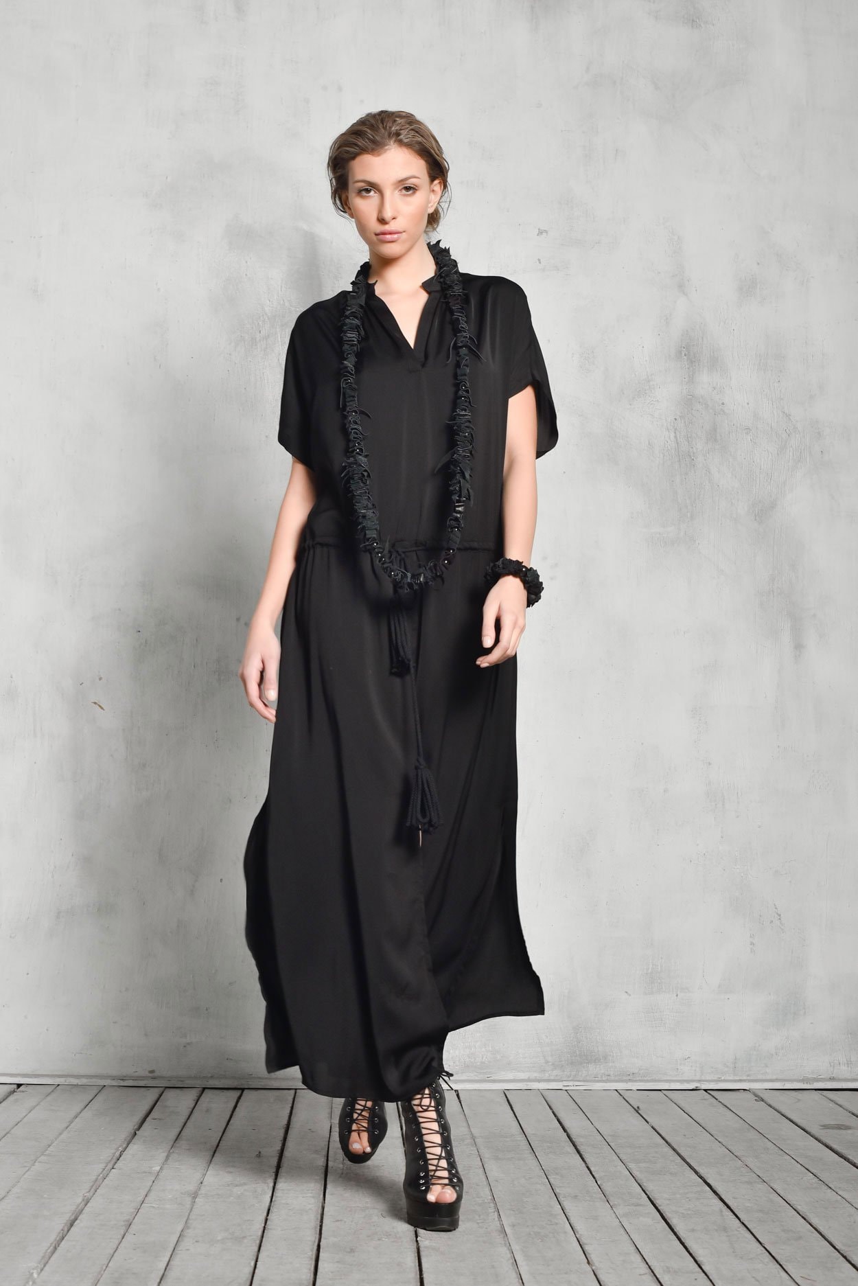 Plus Größe Schwarzes Maxi Kleid, Sommerkleid Mit Gummizug An Der Taille von Aakasha