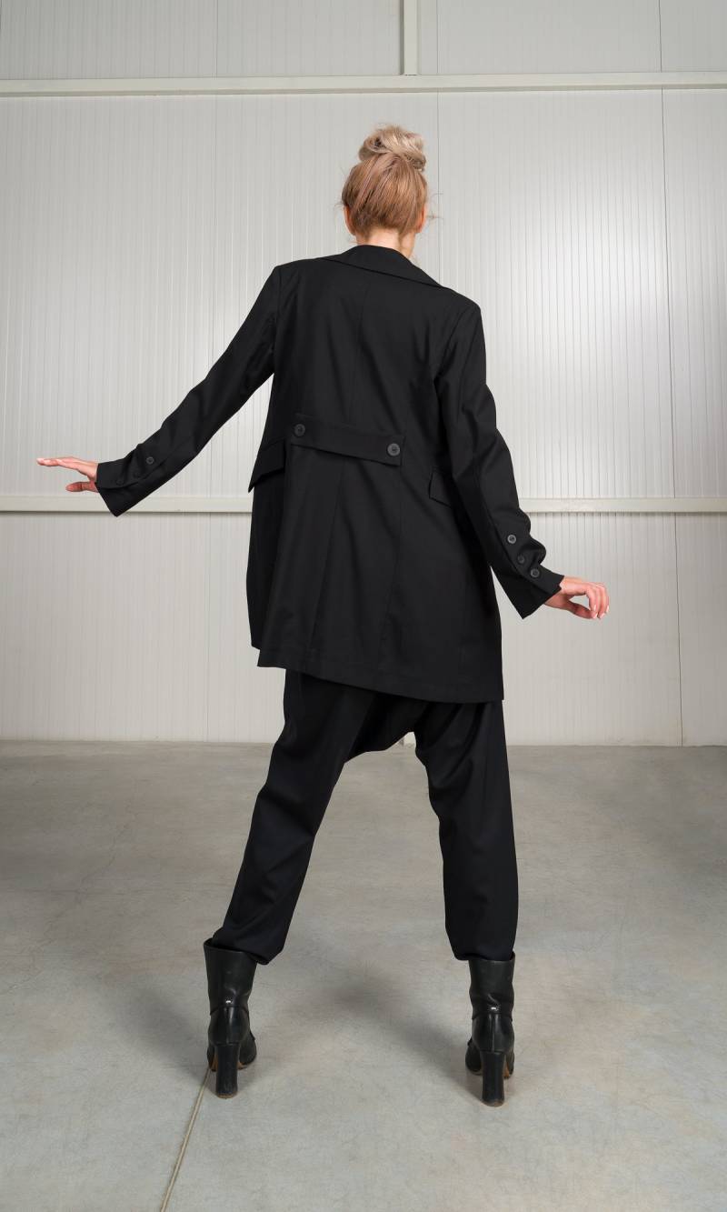 Schwarze Stright Blazer Cutaway Verschluss Mit Martingale Gürtel Und Taschen Herbst Trench A90511 von Aakasha