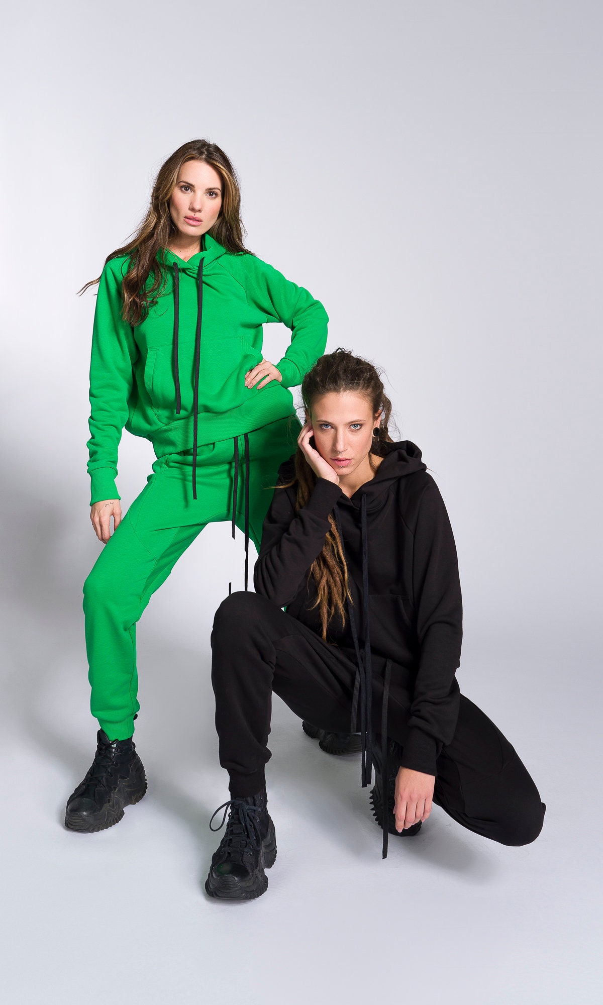 Set Bestehend Aus Einer Jogger Hose Mit Tiefem Schritt Und Kapuzensweatshirt A92331 von Aakasha