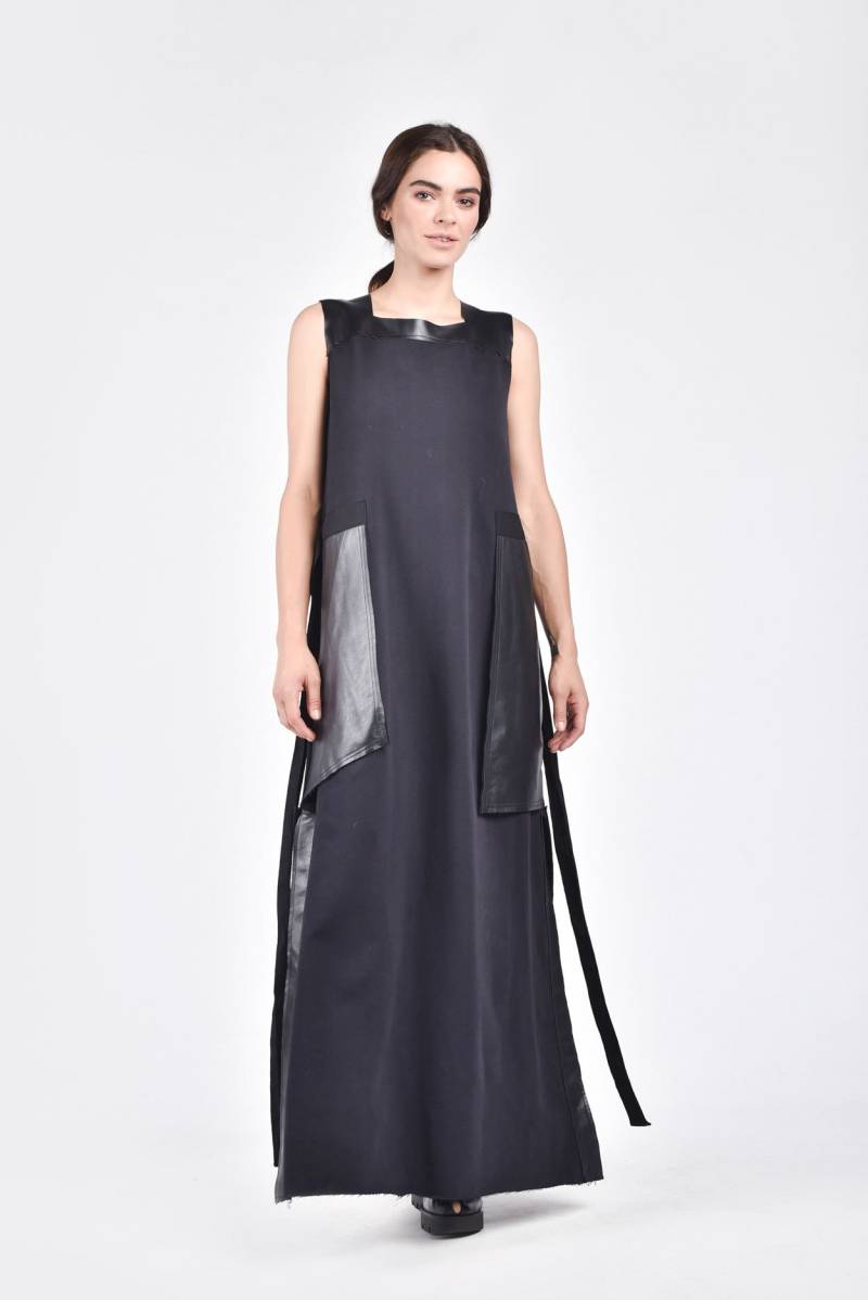 Schwarzes Baumwoll-Maxikleid Mit Extra Großen Taschen Und Gürtel Aus Echtem Leder von Aakasha