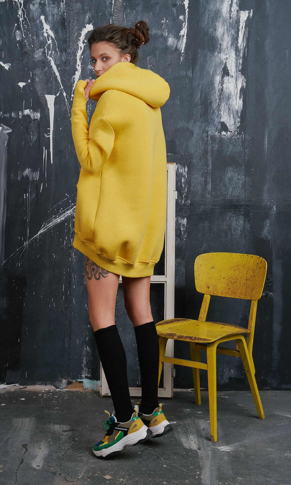 Drop Schulter Oversized Hoodie, Fleece Top Känguru-Tasche, Daumenloch Ärmel von Aakasha