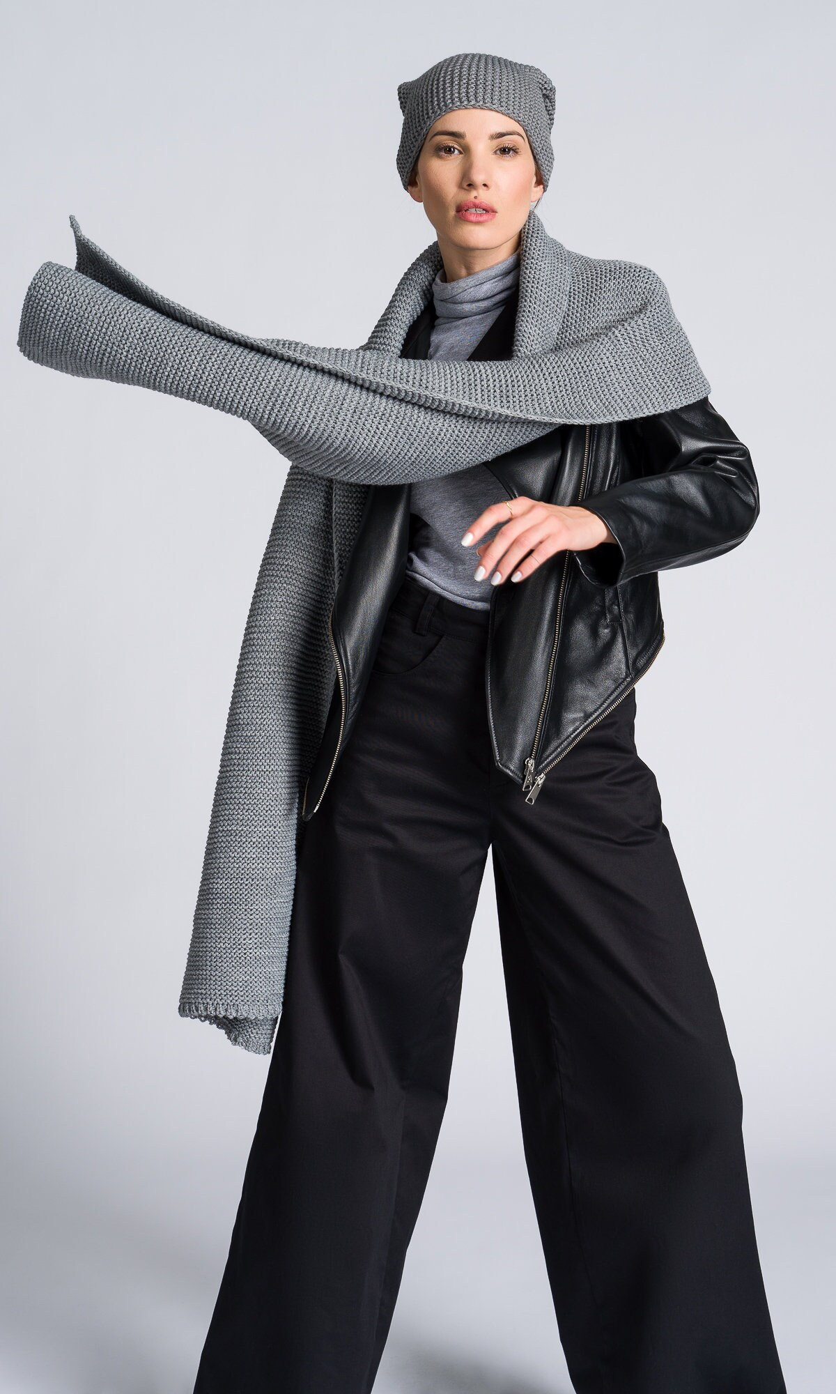 Zwei Teiliges Set Aus Extra Langem Schal Und Strickmütze A92225 von Aakasha