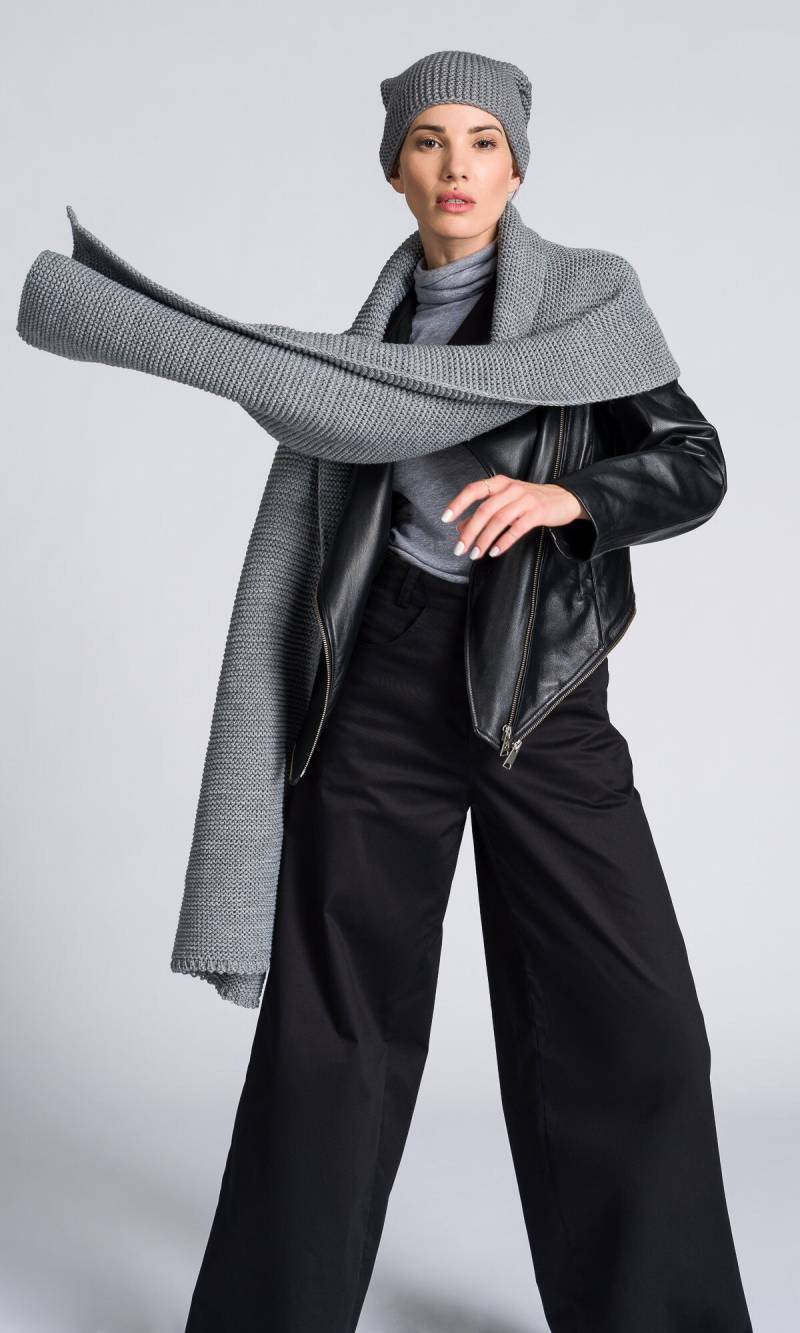 Zwei Teiliges Set Aus Extra Langem Schal Und Strickmütze A92225 von Aakasha