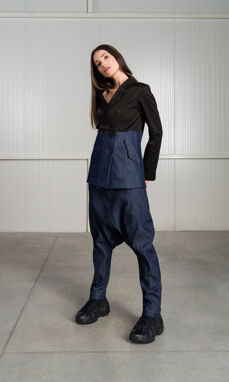 Zweiteiler Bestehend Aus Zweireiher Blazer Und Jeanshose Mit Tiefem Schritt A92317 von Aakasha
