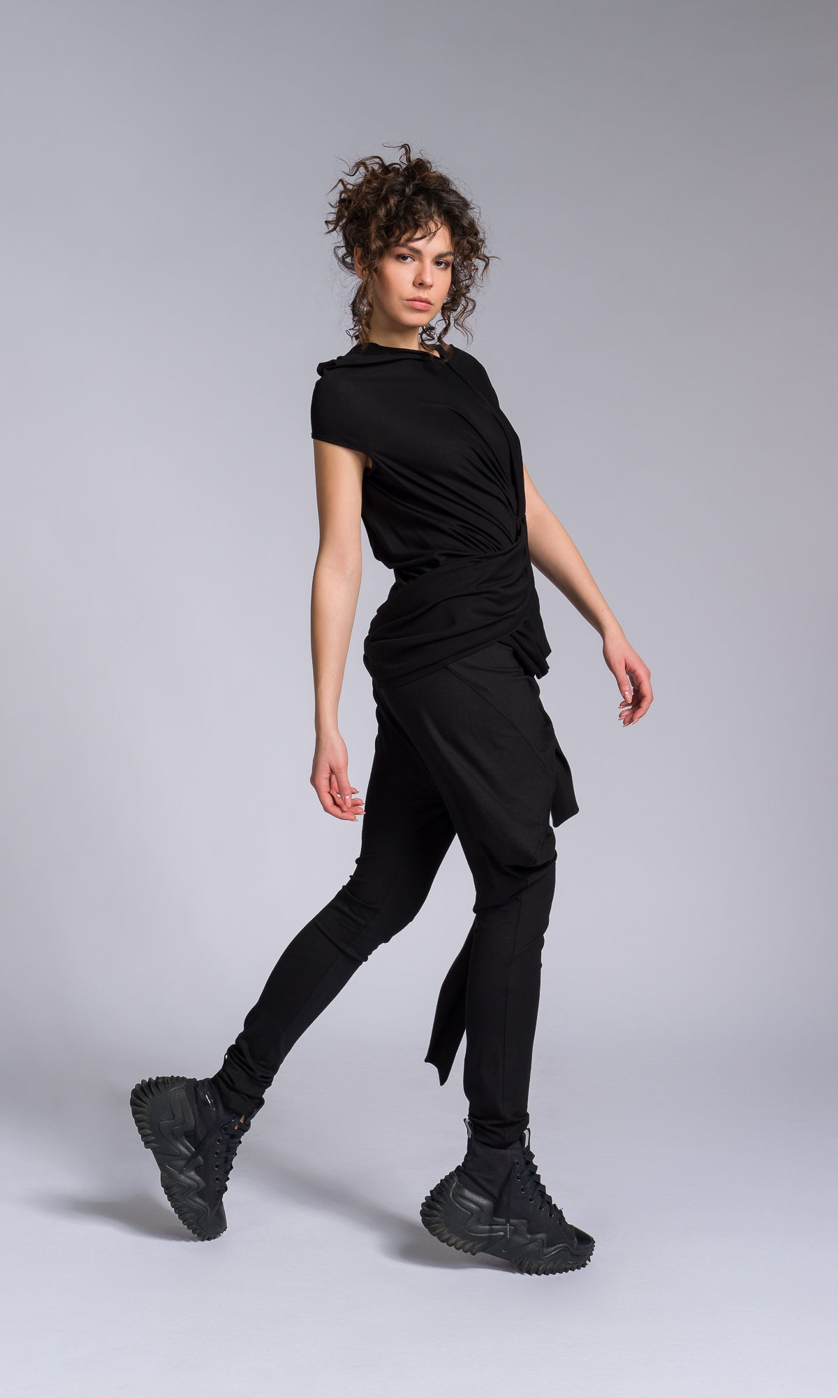 Zweiteiliges Set Aus Twisted Drapes Top Und Jersey Wickelhose A92254 von Aakasha