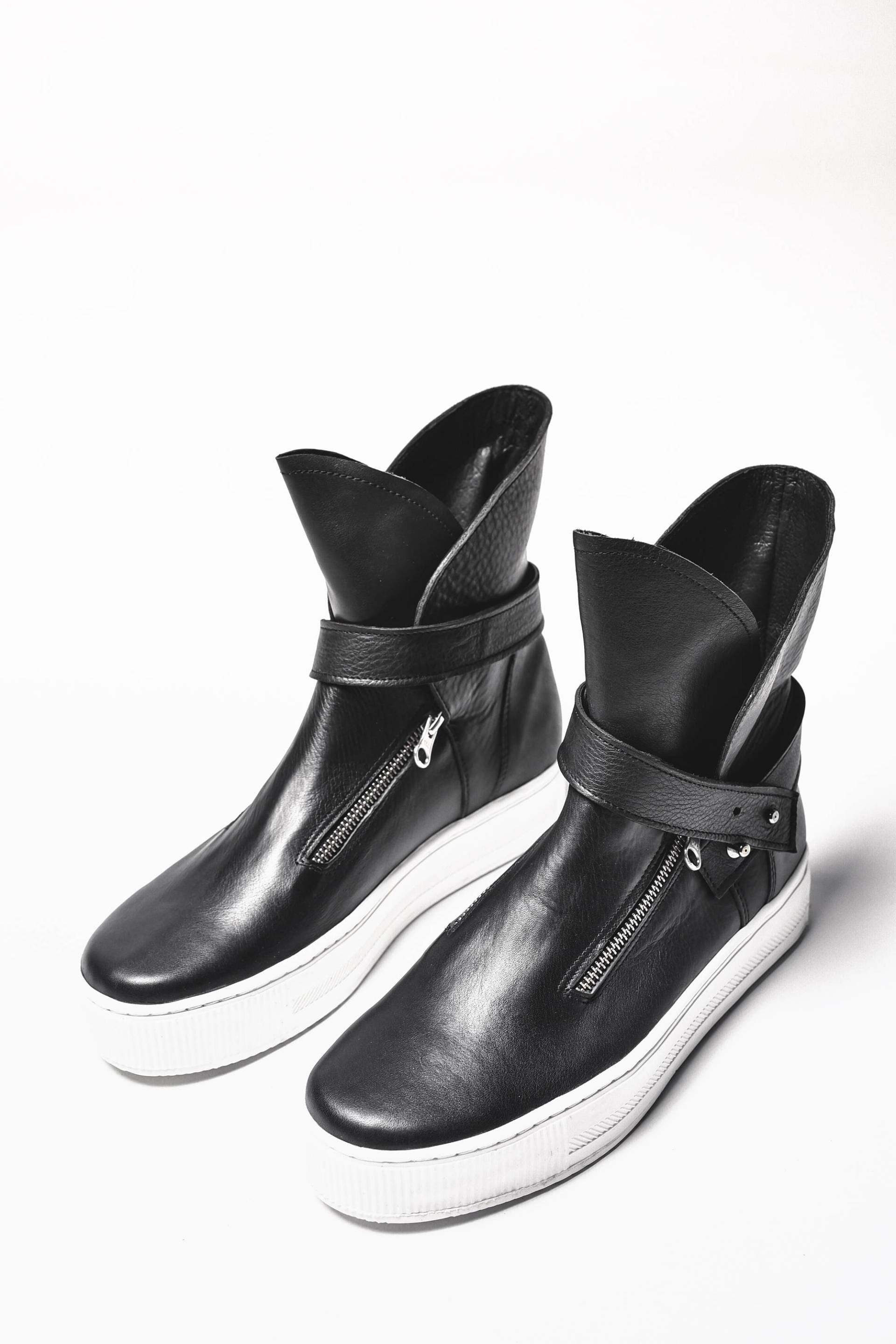 Neu 2016 Schwarz High Top Zipper Sneakers Handgemacht Von Aakashamen A15345M Neu 2016 Schwarz High Top Zipper Sneakers Handgemacht Von Aakashamen A15345M von AakashaMen