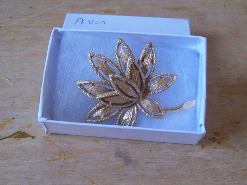 Avon Vintage Blumenbrosche Goldene Schichtblumenbrosche von AamusAttic