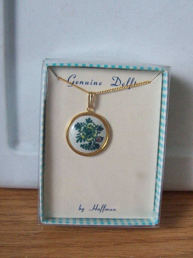 Vintage/Antique Hoffman Genuine Delft Anhänger Halskette Vintage/Antique Hoffman Genuine Delft Anhänger Halskette von AamusAttic