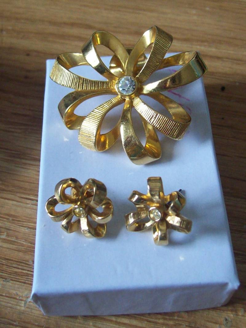 Vintage Avon Demi Parure Brosche Und Ohrringe Set. Schleifenband Blumen von AamusAttic