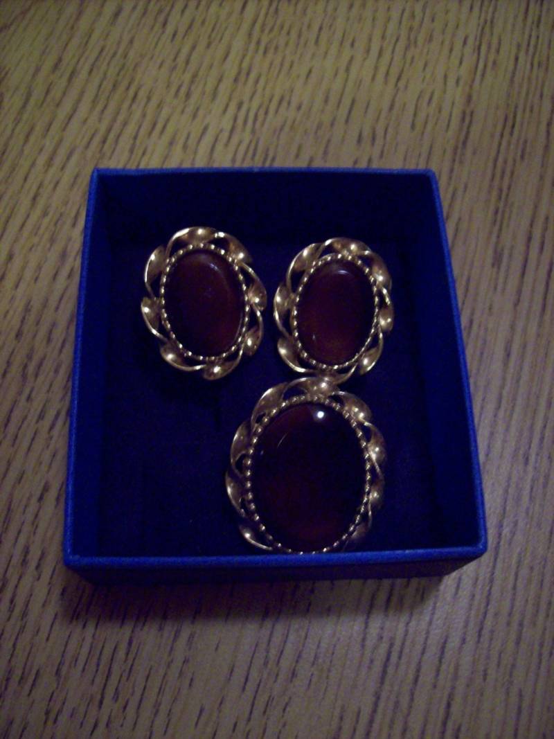 Vintage Gold Ton Emmons Demi Parure. Dazu Eine Brosche Und Ein Paar Ohrclips von AamusAttic