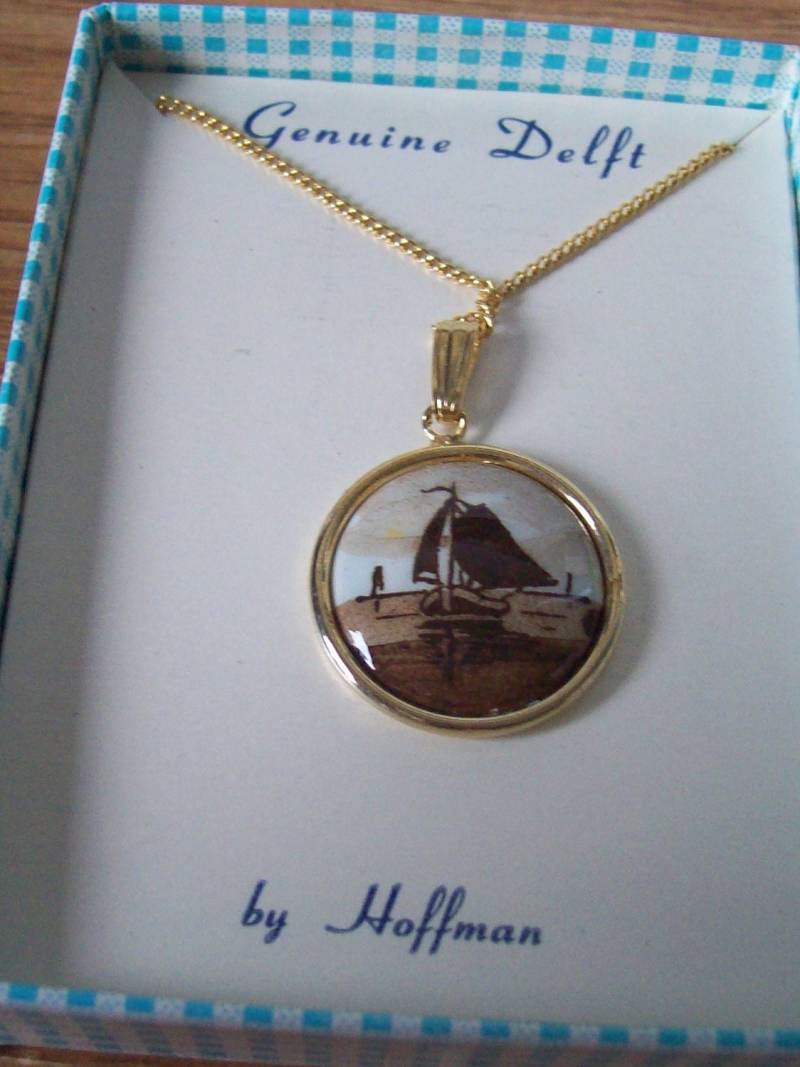 Vintage Hoffman Genuine Delft Anhänger Halskette in Braun. Motiv Segelboot von AamusAttic