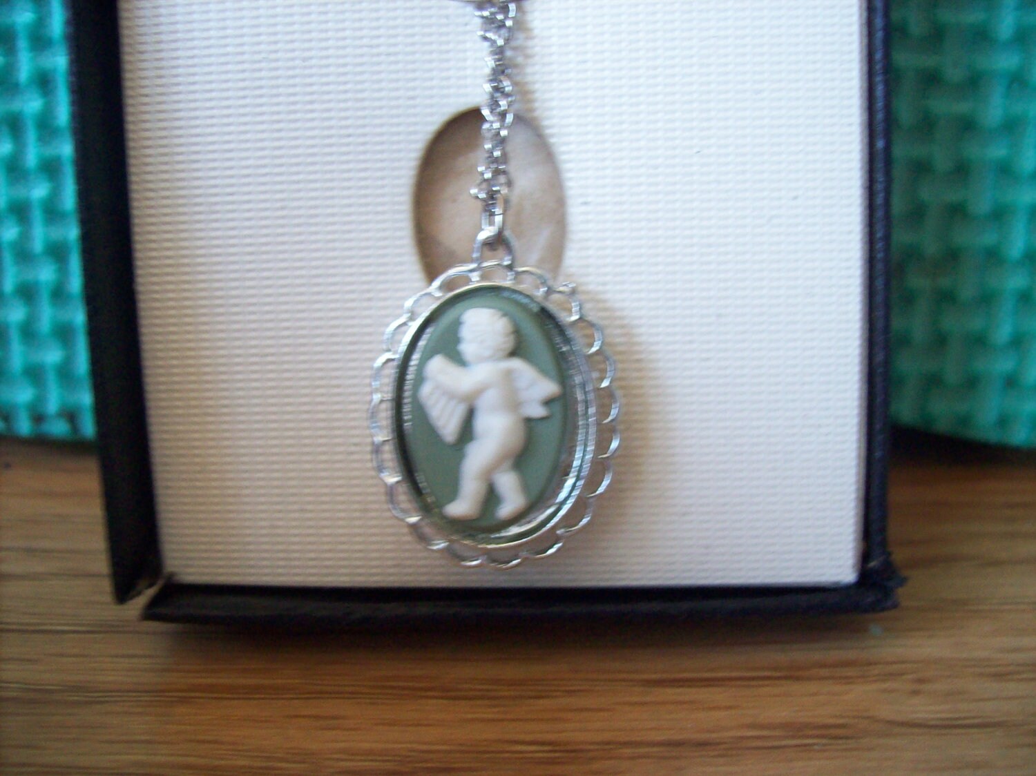Vintage Hoffman Wedgewood Grün Anhänger Halskette. 2 Seitige Cameo Cherob Mit Mädchen Vintage Hoffman Wedgewood Grün Anhänger Halskette. 2 Seitige Cameo Cherob Mit Mädchen von AamusAttic