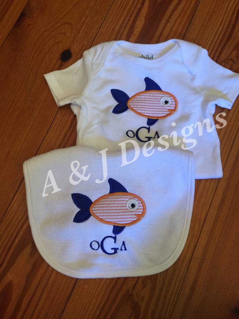 Custom Bestickter Bodysuit Und Bib von AandJDesignsBR