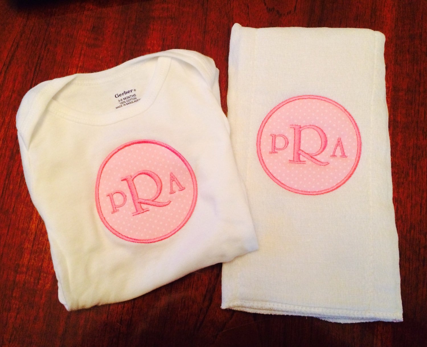 Passender Monogrammed Burp Tuch & Bodysuit Passender Monogrammed Burp Tuch & Bodysuit von AandJDesignsBR