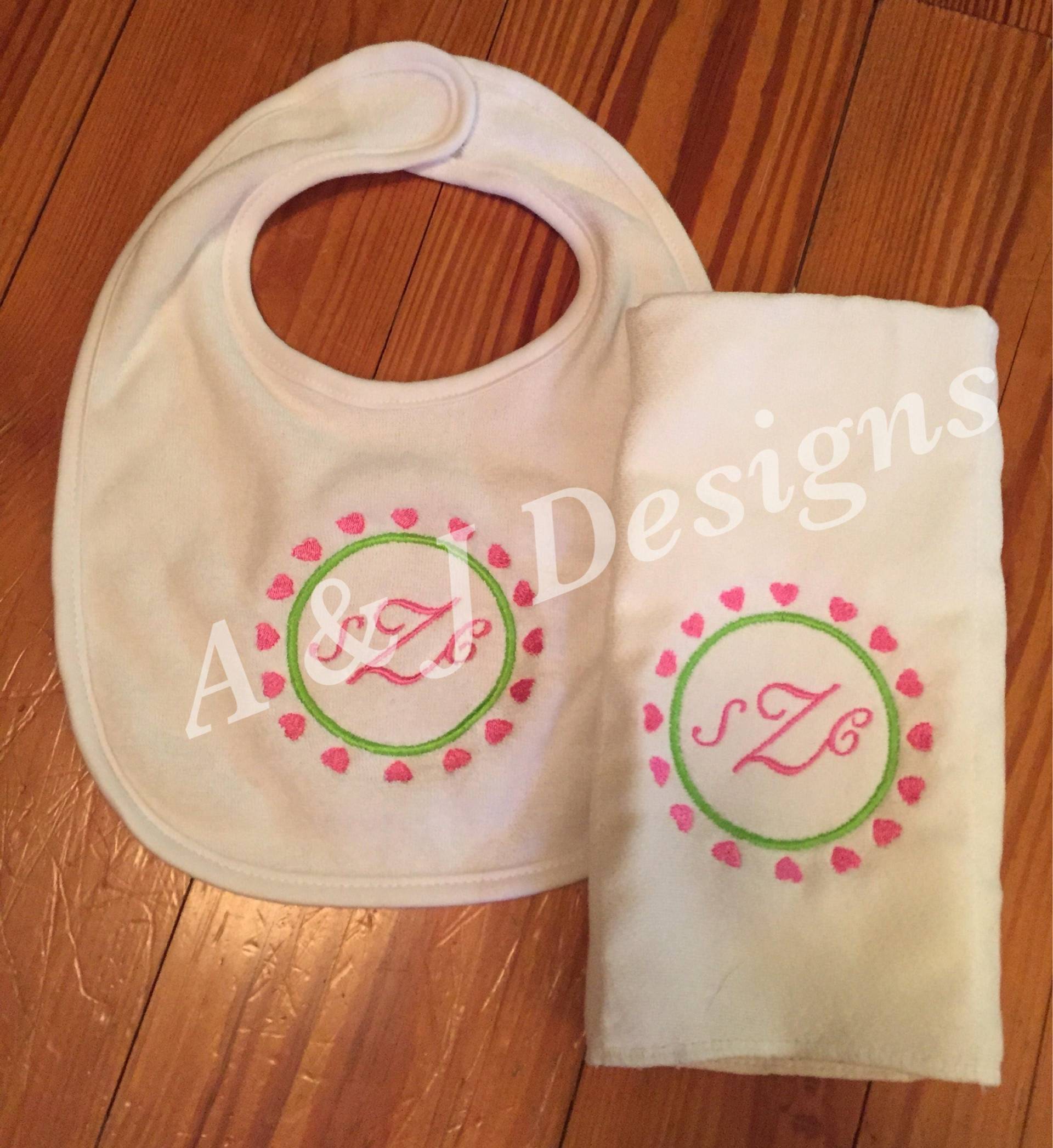 Personalisiertes Bib Und Burp-Tetet-Set Personalisiertes Bib Und Burp-Tetet-Set von AandJDesignsBR