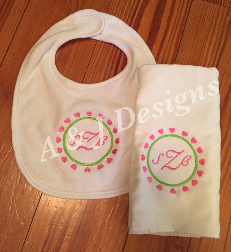 Personalisiertes Bib Und Burp-Tetet-Set Personalisiertes Bib Und Burp-Tetet-Set von AandJDesignsBR