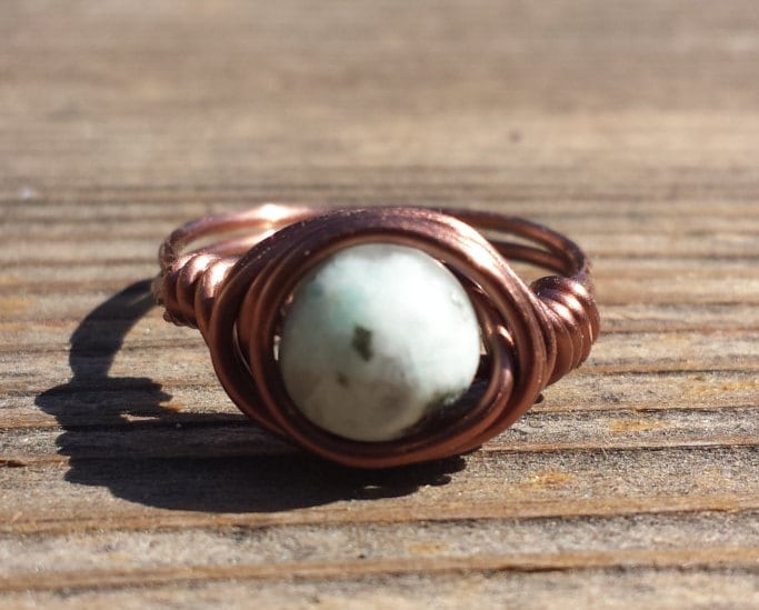 Draht Gewickelt Ring Kiwi Stein | Lotus Jaspis in Antik Kupfer Handarbeit von AandSCrystals