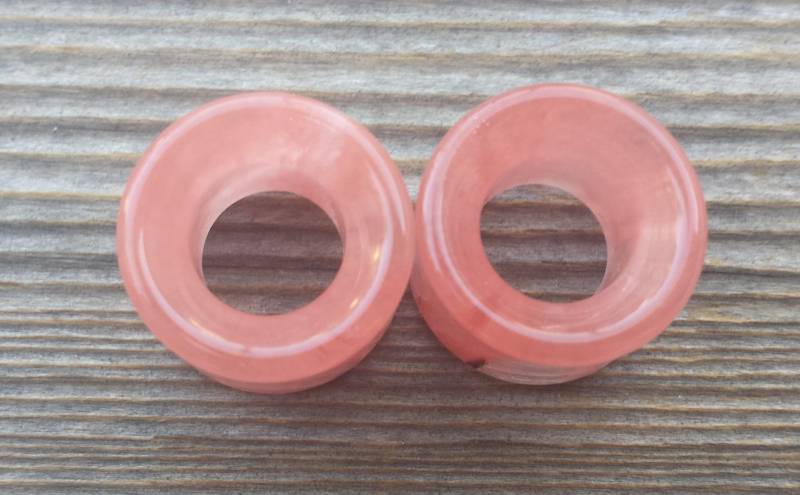 Ein Paar Cherry Quartz Tunnel Plugs Gauges Körperschmuck Double Flared - Pick Size von AandSCrystals