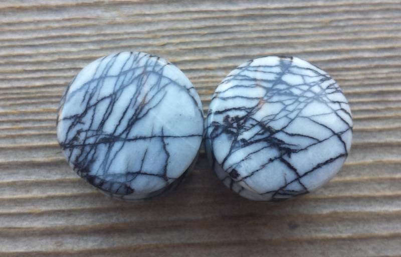 Ein Paar Echte Black Net Stone | Black Net Jaspis Plugs Gauges Körperschmuck Double Flared - Pick Size von AandSCrystals