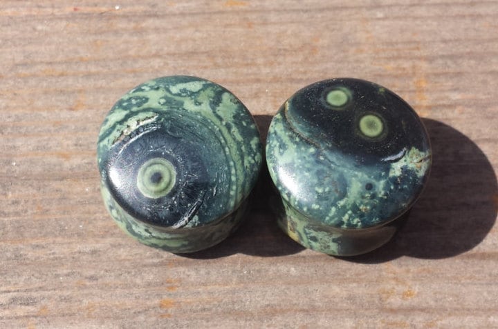 Ein Paar Echte Green Eye Jasper Plugs Gauges Körperschmuck Double Flared - Pick Size von AandSCrystals