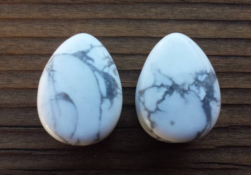 Ein Paar Echte Howlite Drop Plugs Gauges Körperschmuck Double Flared - Pick Size von AandSCrystals
