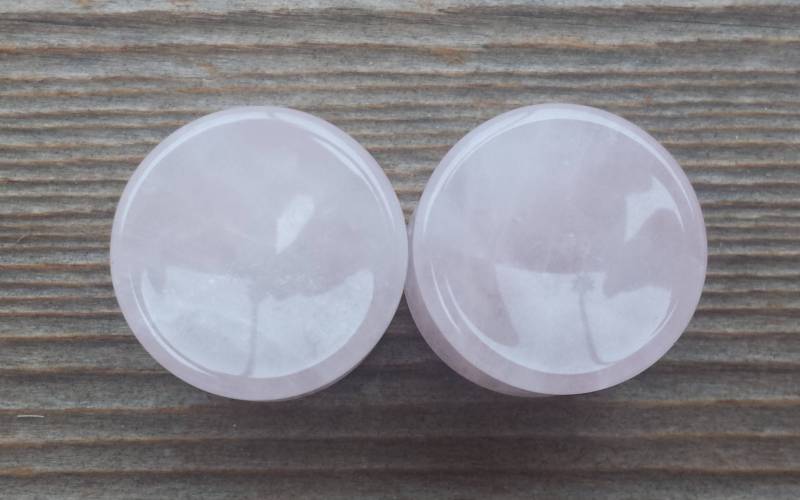 Ein Paar Echte Rosenquarz Konkave Plugs Gauges Körperschmuck Double Flared - Pick Size von AandSCrystals
