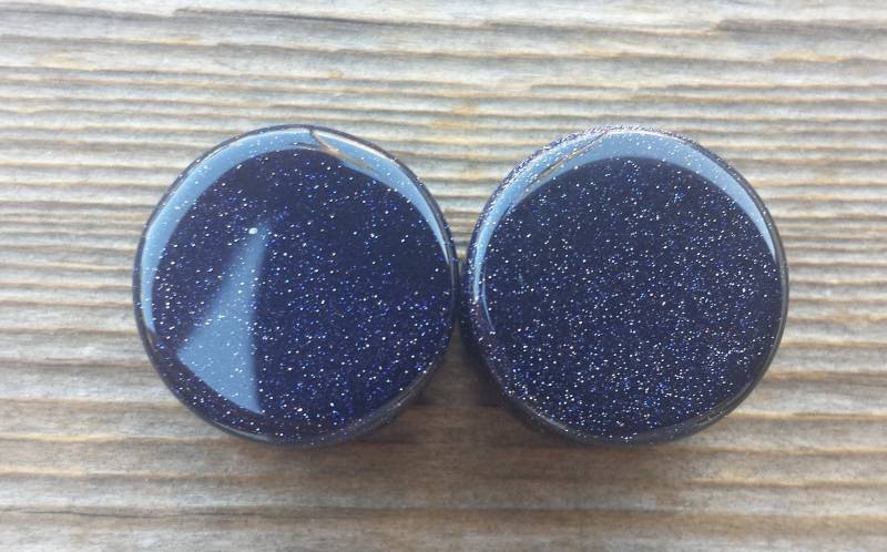Ein Paar Flache Plugs Aus Blauem Sandstein von AandSCrystals