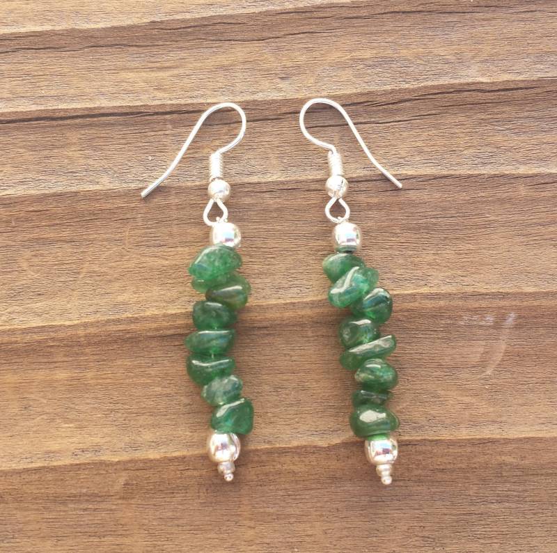 Natürliche Emerald Handgemachte Edelstein-Chip-Ohrringe von AandSCrystals