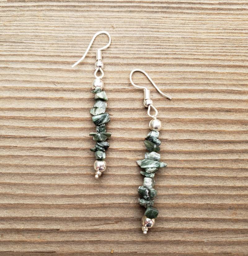 Natürliche Seraphinit Handgemachte Edelstein-Chip-Ohrringe von AandSCrystals