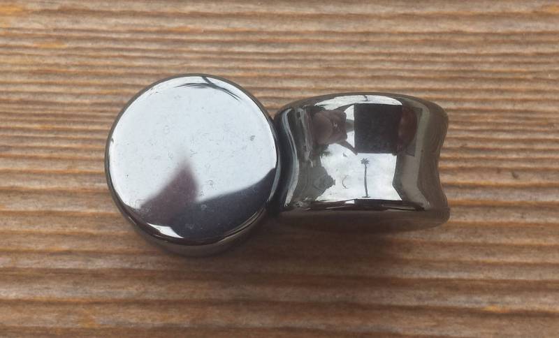Paar Echte Hämatit Flache Plugs Gauges Körperschmuck Double Flared - Pick Size von AandSCrystals