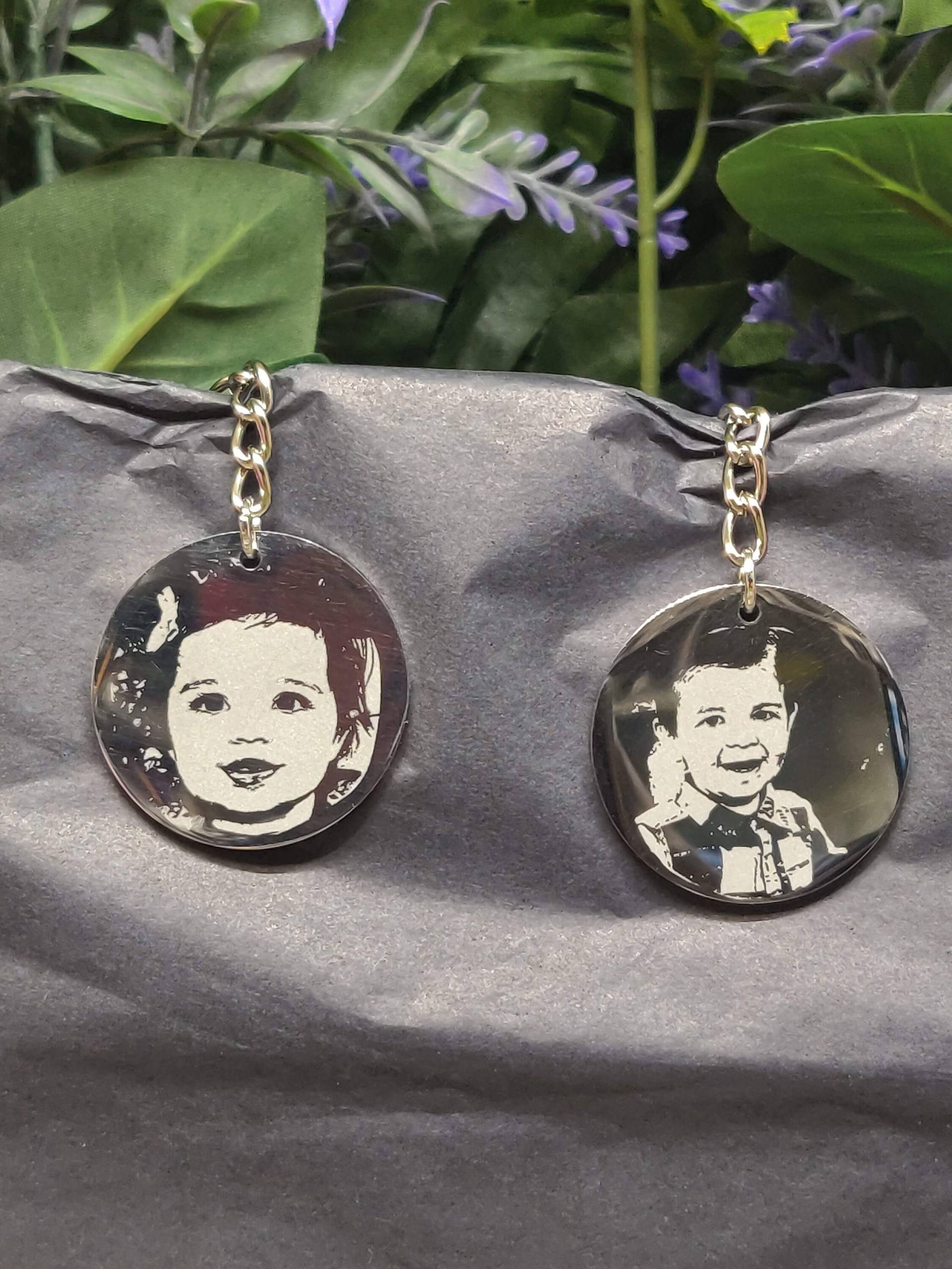 Familienporträt-Foto-Gedächtnis - Oder Gedenkhalsketten-Anhänger-Personalisierte Beide Seiten, Die Fast Jedes Design-Edelstahl-1 "Metallfoto Familienporträt-Foto-Gedächtnis - Oder Gedenkhalsketten-Anhänger-Personalisierte Beide Seiten, Die Fast Jedes Design-Edelstahl-1 "Metallfoto von AandWEngraving