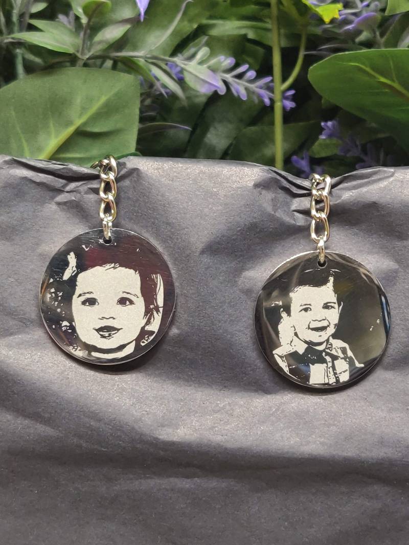 Familienporträt-Foto-Gedächtnis - Oder Gedenkhalsketten-Anhänger-Personalisierte Beide Seiten, Die Fast Jedes Design-Edelstahl-1 "Metallfoto von AandWEngraving