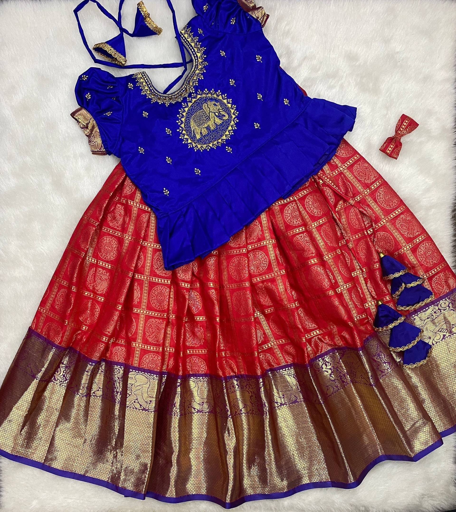 Pattu Pavadai Maßanfertigung Pattu Pavadai Maßanfertigung von AarasdesignerStudio