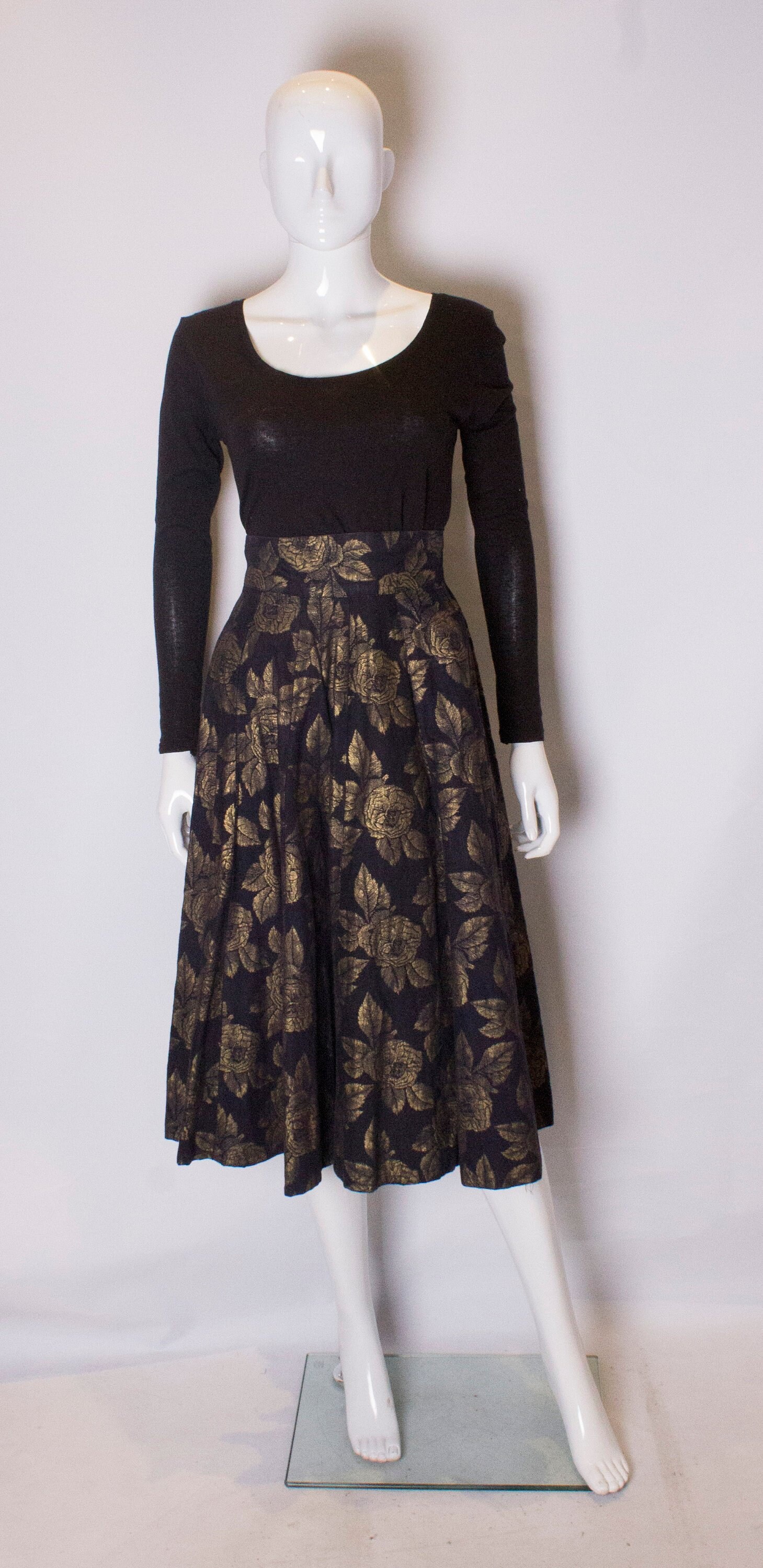 Ein Jahrgang 1950 Schwarz Und Gold Rock Mit Blumenmuster von AardvarkvintageGoods