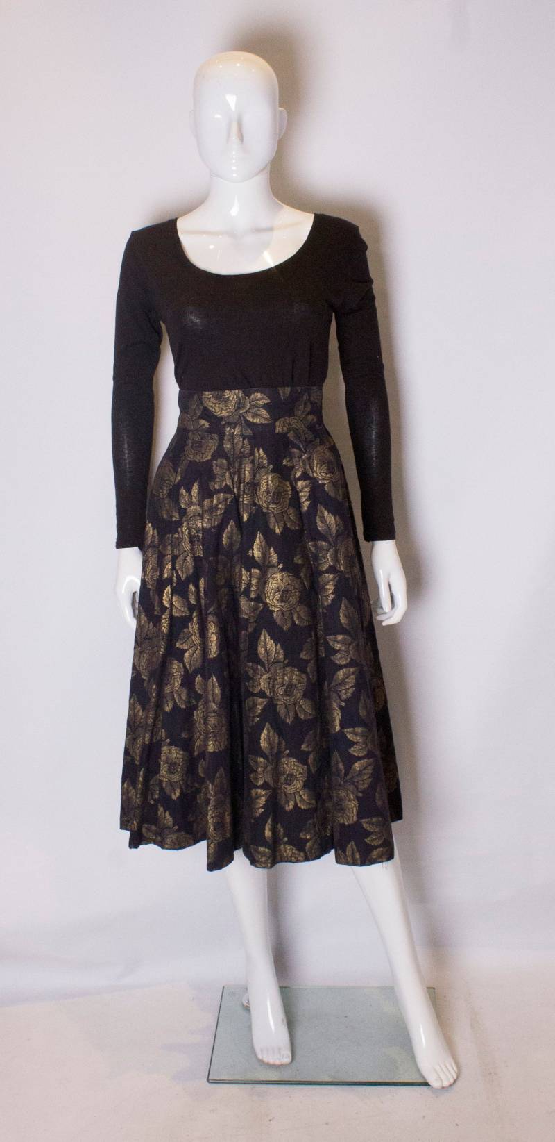 Ein Jahrgang 1950 Schwarz Und Gold Rock Mit Blumenmuster von AardvarkvintageGoods