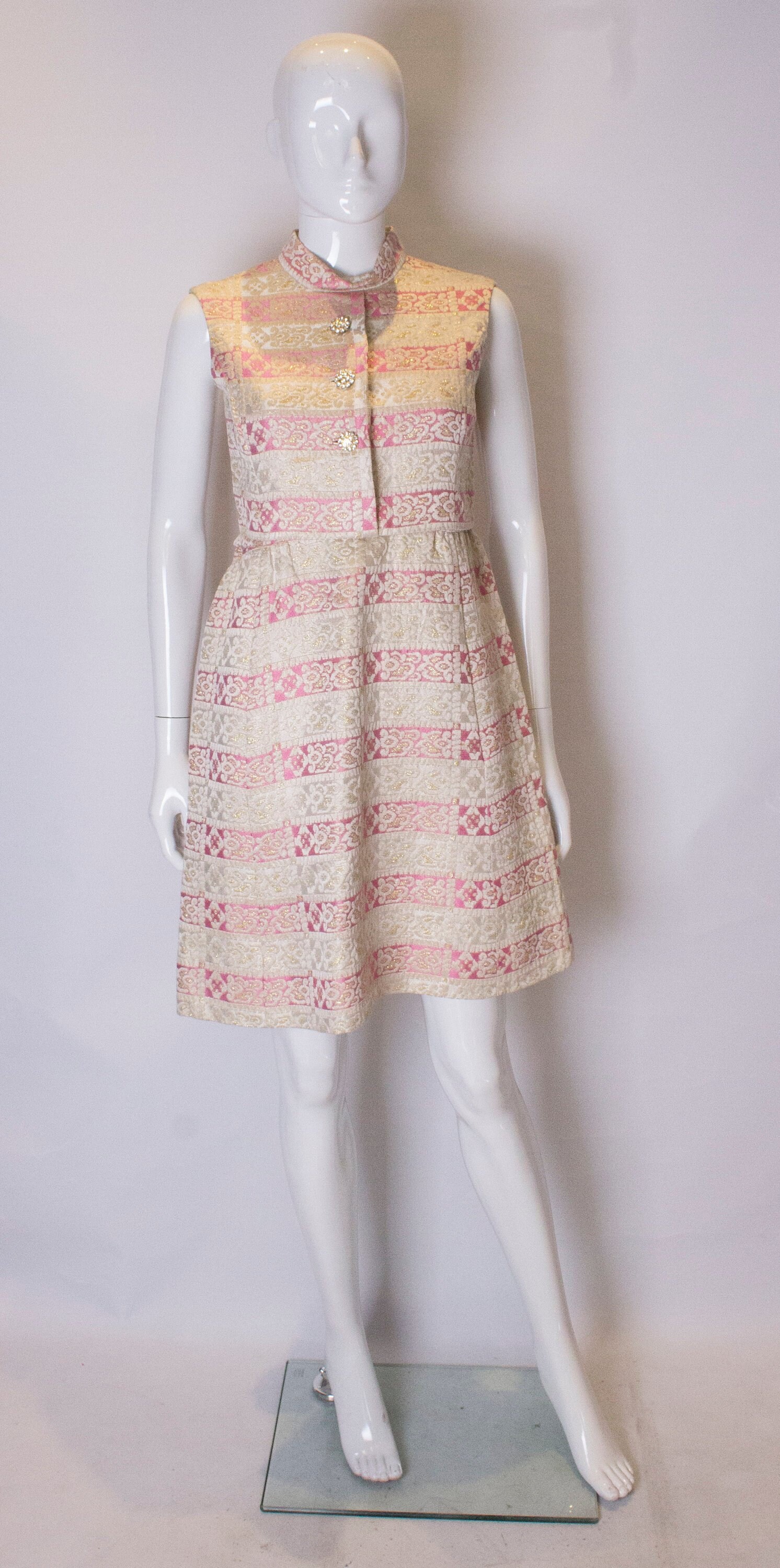 Ein Jahrgang 1960 Rosa Und Gold-Brokat Party Kleid von AardvarkvintageGoods