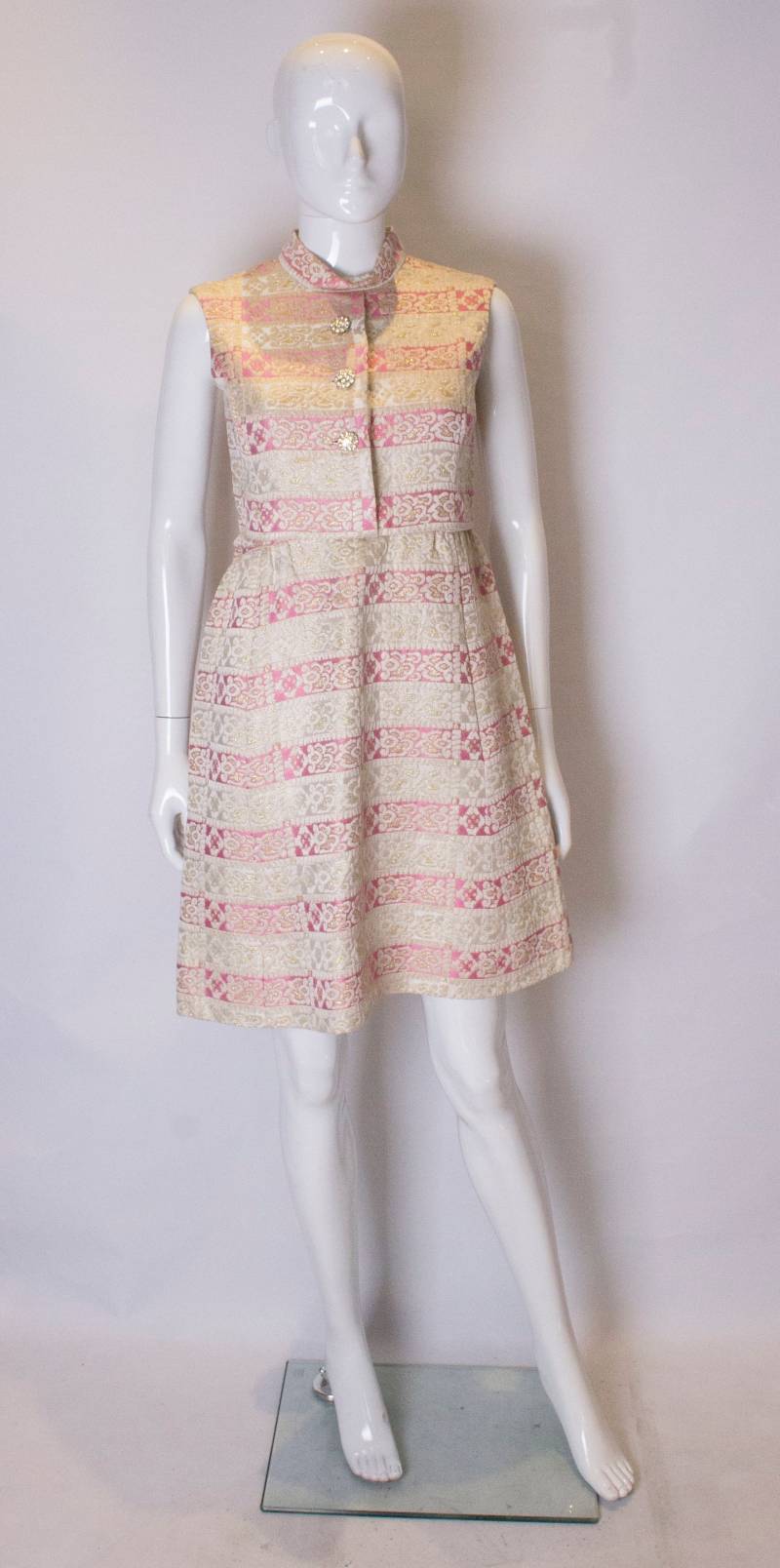 Ein Jahrgang 1960 Rosa Und Gold-Brokat Party Kleid von AardvarkvintageGoods
