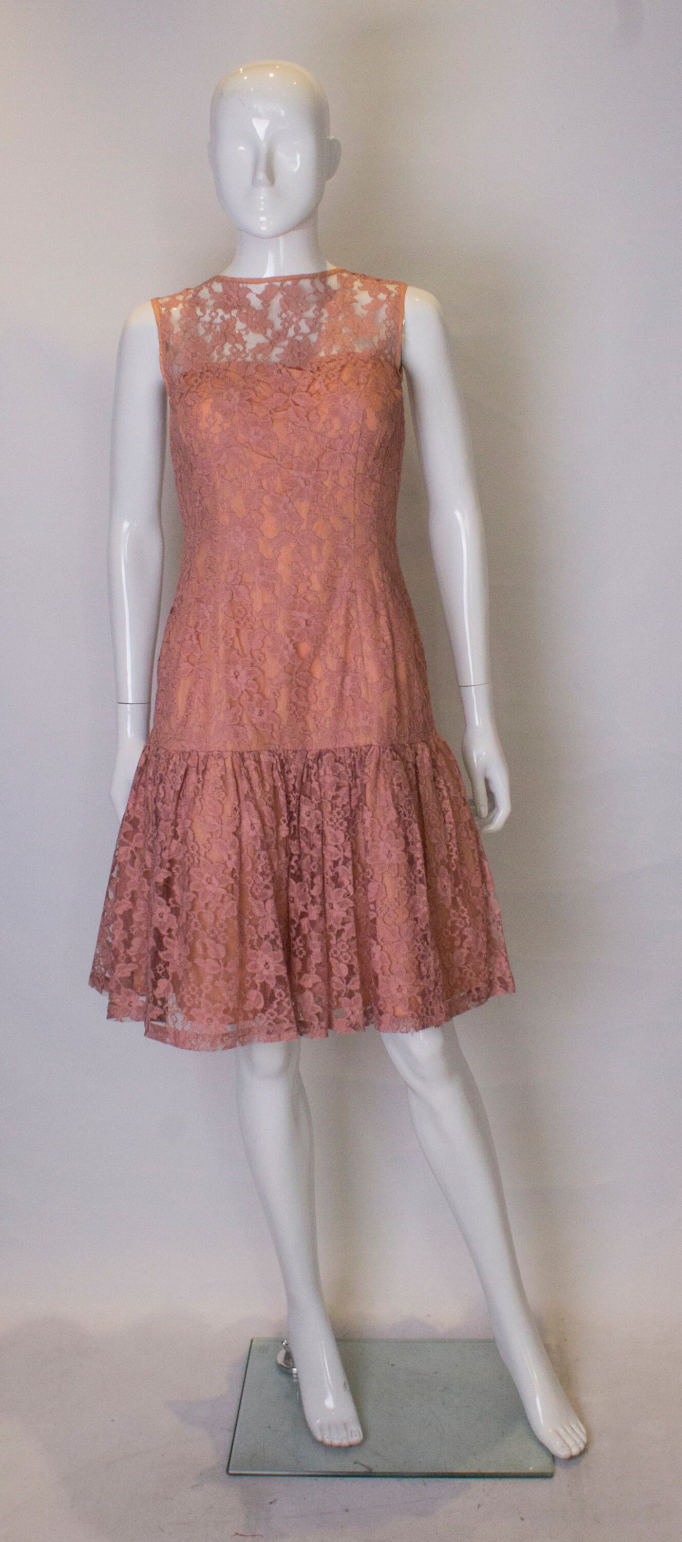 Ein Jahrgang 1960 Staubigen Rosa Spitze Cocktail-Kleid von AardvarkvintageGoods