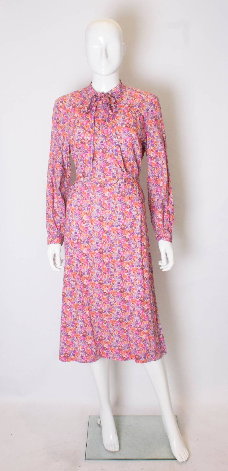 Ein Jahrgang Blumenmuster Aus Den 1950Er Jahren, Das Horrocks Print Dress Gedruckt Hat von AardvarkvintageGoods
