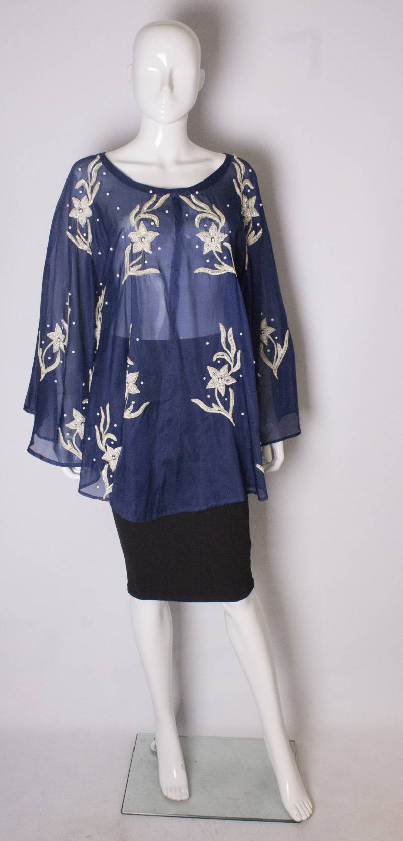 Ein Klassiker Der 1980Er Jahre Oversize Fließenden Top Mit Blumen Pailletten Detail von AardvarkvintageGoods