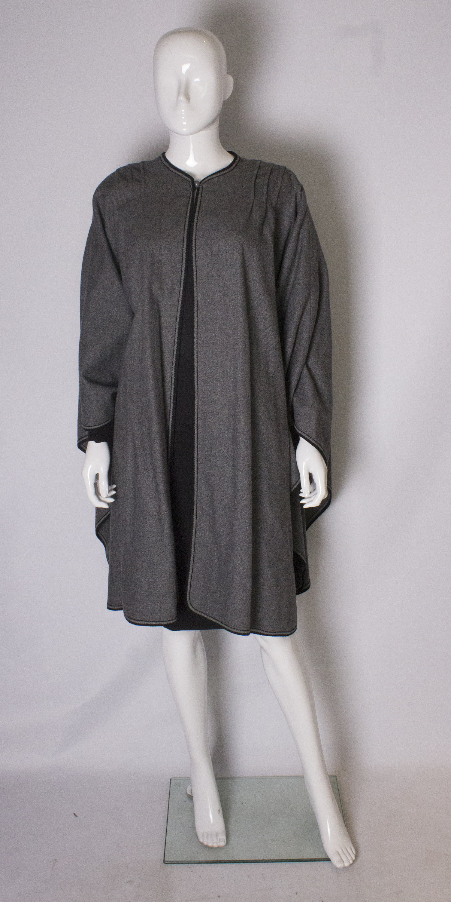 Ein Klassiker Der 1980Er Jahre Windsmoor Grau Wolle Cape/Poncho Ein Klassiker Der 1980Er Jahre Windsmoor Grau Wolle Cape/Poncho von AardvarkvintageGoods