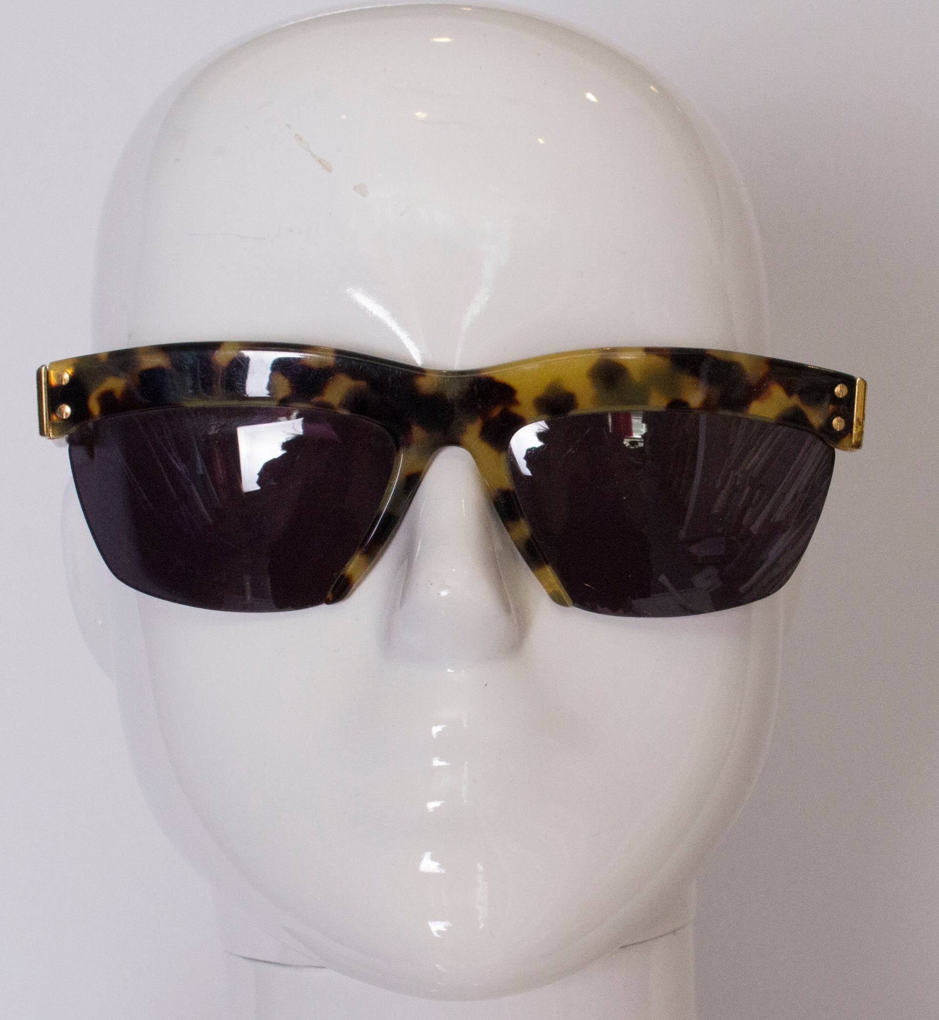 Ein Paar Vintage 1970 Sonnenbrille Von Charme von AardvarkvintageGoods