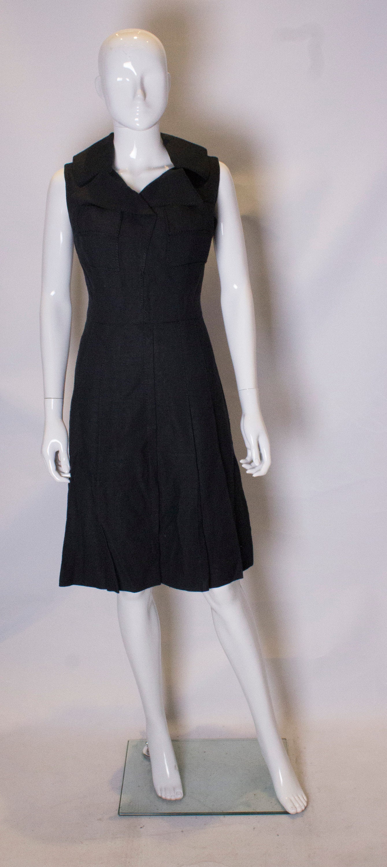 Ein Schickes Schwarzes Kleid Aus Den 1960Er Jahren, Der Mode Club London von AardvarkvintageGoods