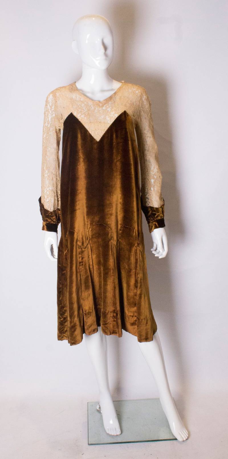 Ein Vintage 1920Er Jahre Seide Samt Urnt Orange Und Spitzenkleid von AardvarkvintageGoods