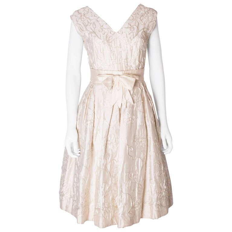 Ein Vintage 1950 Elfenbein Cocktail Braut Kleid Von Julian Roe Für Adaire London von AardvarkvintageGoods