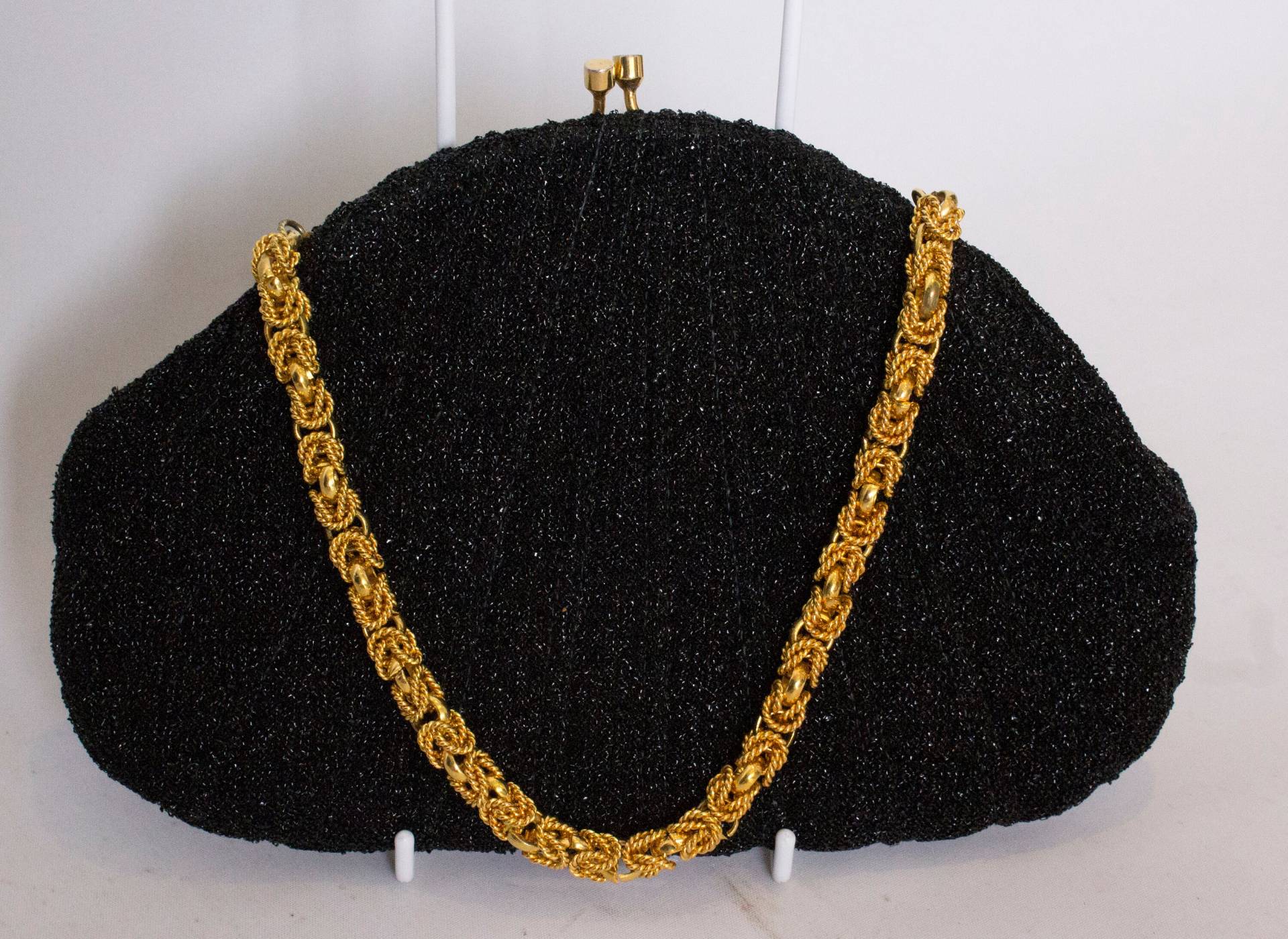 Ein Vintage 1950 Schwarzglasperlen Überbacken Geformte Abendtasche Mit Gold Griff von AardvarkvintageGoods