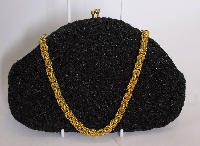Ein Vintage 1950 Schwarzglasperlen Überbacken Geformte Abendtasche Mit Gold Griff von AardvarkvintageGoods