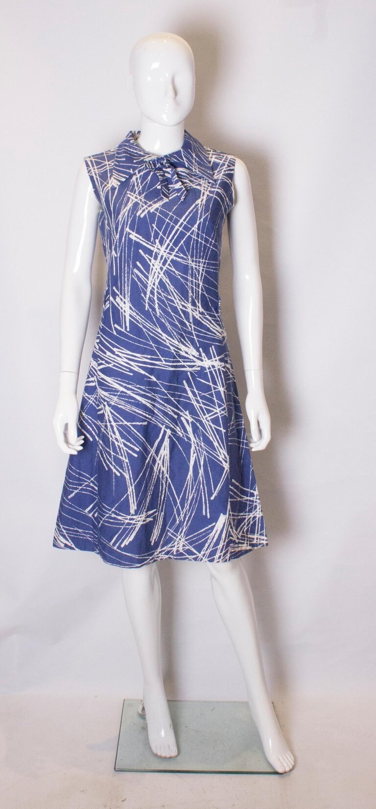 Ein Vintage 1960 Blau Und Weiß Abstrakte Montigo Bay Kleid von AardvarkvintageGoods