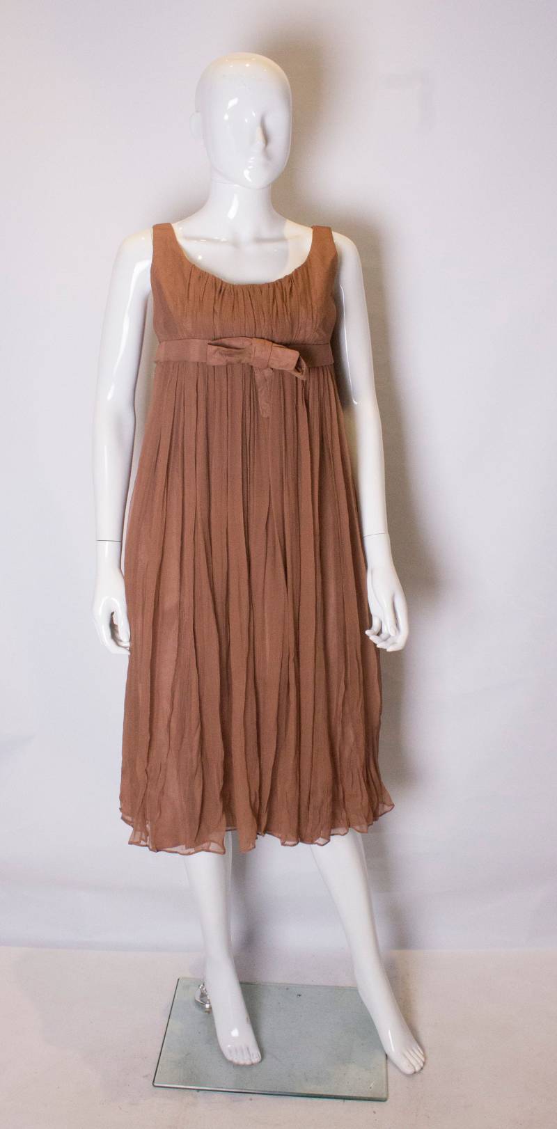 Ein Vintage 1960 Karamell Farbige Seide Chiffon Cocktail-Kleid Von Bernard Freres von AardvarkvintageGoods